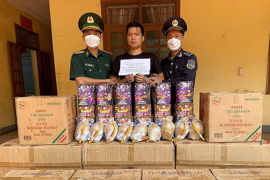 Bắt đối tượng vận chuyển trái phép hơn 5,5 tạ pháo hoa nổ qua biên giới Quảng Bình