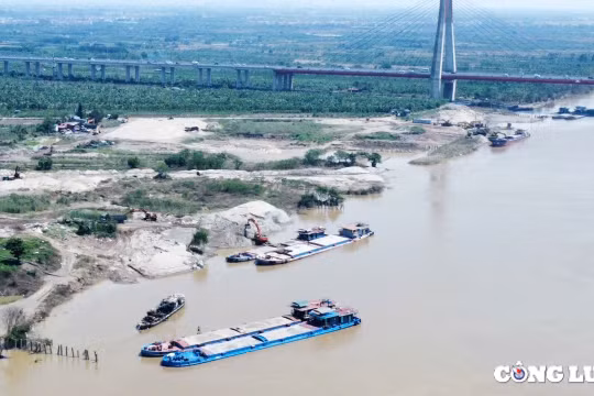 Đông Anh (Hà Nội): Nhiều bến bãi không phép hoạt động tràn lan ven sông Hồng