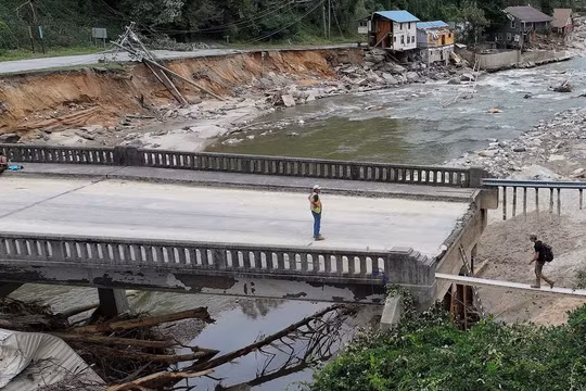 Mỹ đấu tranh để dập tắt các thuyết âm mưu về cơn bão Helene