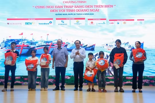 Báo Pháp Luật TP HCM trao nhiều phần quà ý nghĩa cho bà con ngư dân tỉnh Quảng Ngãi