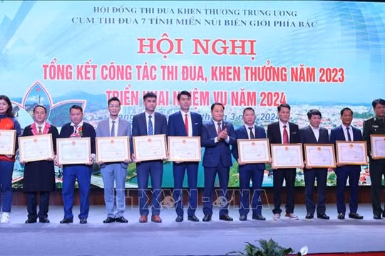 Quan tâm khen thưởng tập thể, cá nhân ở vùng sâu, vùng biên giới