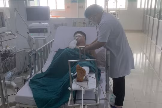 Kon Tum: Thiếu niên 15 tuổi phóng xe máy “thông chốt”, đâm CSGT trọng thương