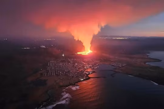 Núi lửa phun trào dung nham tới làng chài ở Iceland