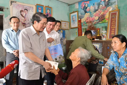 Phó Chủ tịch Quốc hội Nguyễn Đức Hải thăm hỏi, động viên người dân bị thiệt hại do bão số 3 tại Hải Dương