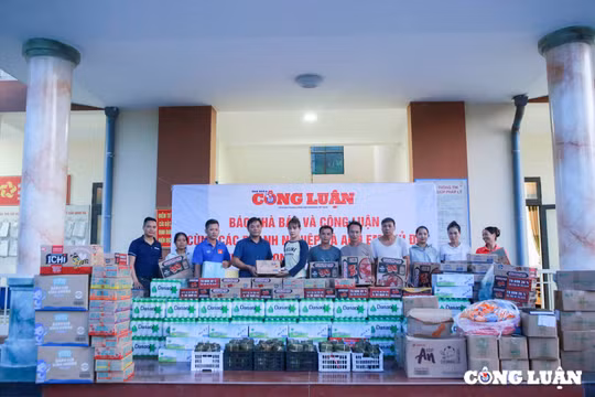 Báo Nhà báo và Công luận cùng các mạnh thường quân trao quà cho người dân vùng lũ tỉnh Tuyên Quang