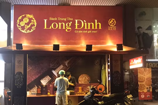 Thị trường bánh Trung thu: Nơi xếp hàng chờ mua, nơi “dài cổ" ngóng khách