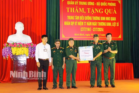 Quân ủy Trung ương - Bộ Quốc phòng tặng quà Trung tâm Điều dưỡng thương binh Nho Quan