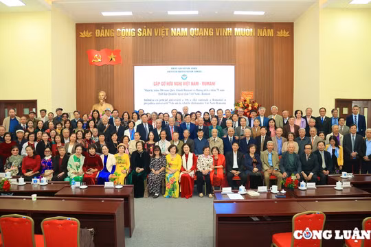 Gặp gỡ hữu nghị nhân kỷ niệm 106 năm Quốc khánh Rumani