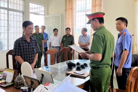 Bắt Chủ tịch xã 'rút ruột' tiền xây dựng nông thôn mới và hỗ trợ phòng, chống dịch COVID-19