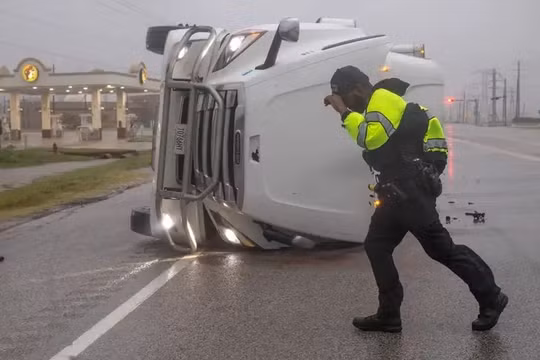 Bão Beryl đổ bộ vào Texas, 4 người thiệt mạng và hàng triệu người chịu cảnh mất điện