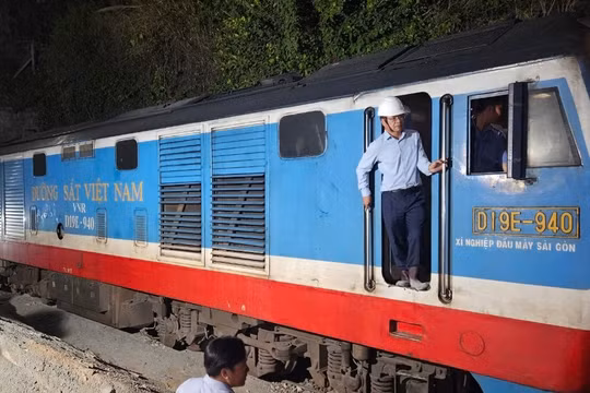 Thông tuyến đường sắt Bắc - Nam sau 10 ngày xảy ra sự cố sạt lở hầm Bãi Gió