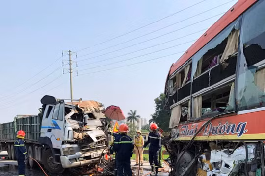 Xe khách tông vào xe đầu kéo, 1 tài xế tử vong ở Hà Tĩnh