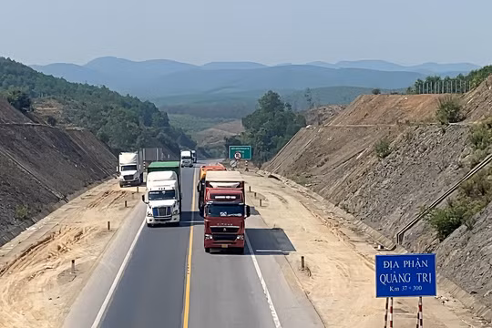 Hai tỉnh không đồng tình cấm xe trên 30 tấn đi cao tốc Cam Lộ - La Sơn