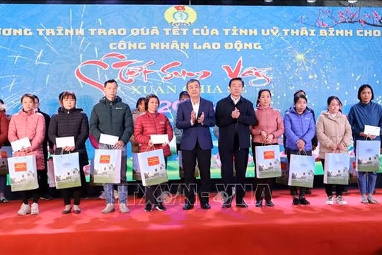 Trao quà Tết của Chủ tịch Quốc hội tặng người lao động có hoàn cảnh khó khăn