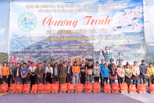 KienlongBank trao tặng hơn 8.000 phần quà cho bà con đón Tết Giáp Thìn 2024
