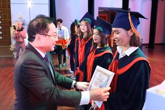 Báo Tiền Phong trao học bổng cho 120 thủ khoa, á khoa thuộc các trường đại học, học viện