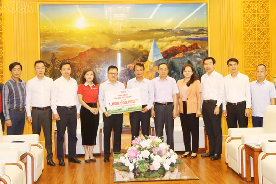 Báo Nhân Dân trao hỗ trợ khắc phục hậu quả thiên tai cho tỉnh Lào Cai