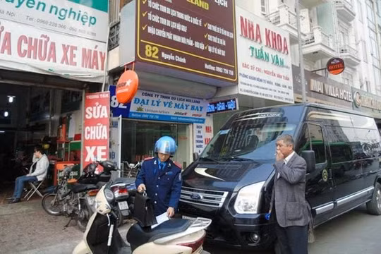 Hà Nội: Xử lý hơn 900 ô tô chở khách theo hợp đồng vi phạm trong 4 tháng