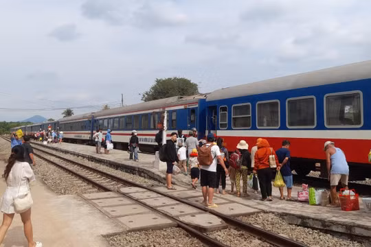 Cao điểm du lịch hè, đường sắt chạy thường xuyên nhiều đoàn tàu khách