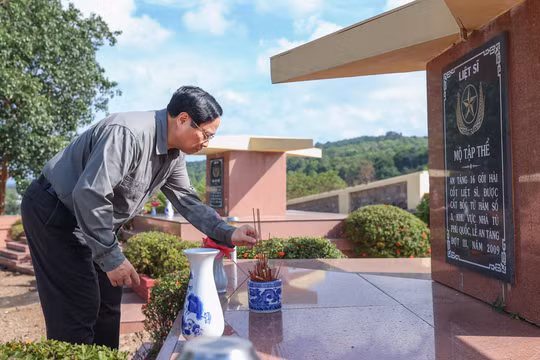 Thủ tướng Phạm Minh Chính dâng hương tưởng niệm Chủ tịch Hồ Chí Minh và viếng Nghĩa trang Liệt sĩ tại Phú Quốc