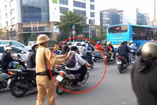 Hà Nội: Nhiều phụ huynh, học sinh bất chấp nguy hiểm bỏ chạy khi thấy lực lượng chức năng