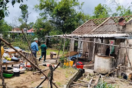 Liên tiếp xảy ra dông lốc, làm tốc mái nhiều nhà dân ở Hà Tĩnh