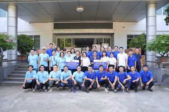 Thêm nhiều túi thuốc, máy phát điện về với đồng bào vùng lũ