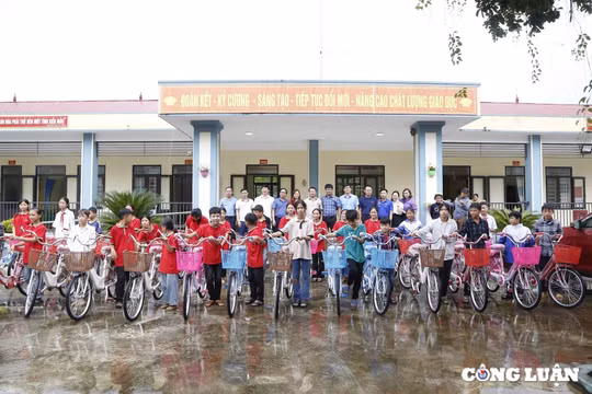 Báo Giáo dục và Thời đại kết nối trao 60 chiếc xe đạp tới học sinh vượt khó ở Thanh Hoá