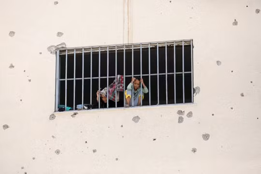 Không còn nơi nào để trốn, người dân Gaza trú ẩn trong nhà tù