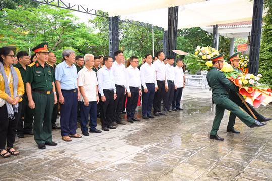 Chương trình “Thắp sáng ngọn lửa tri ân”: Gợi nhớ, nhắc nhở mỗi nhà báo không ngừng sáng tạo đổi mới, chuyên nghiệp và bứt phá