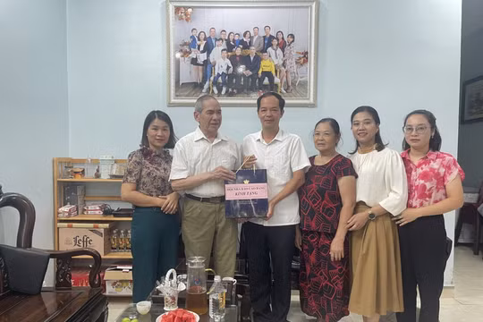 Hội Nhà báo tỉnh Cao Bằng thăm, tặng quà các gia đình chính sách, người có công