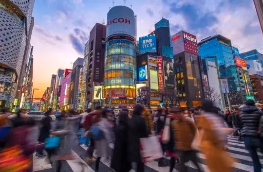 Tận dụng đồng Yên yếu, nhiều người giàu Trung Quốc đổ xô đến Tokyo "săn" hàng hiệu