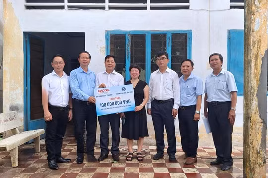 Báo Giáo dục và Thời đại cải tạo nhà tập thể giáo viên và trao học bổng cho học sinh nghèo
