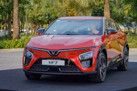 Loạt ưu đãi "khủng" cho khách hàng mua VinFast VF 7 trong tháng 8