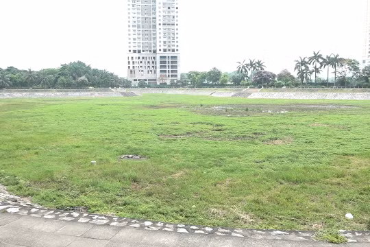 Hồ Trung Văn cạn trơ đáy dù Hà Nội đang có mưa nhiều