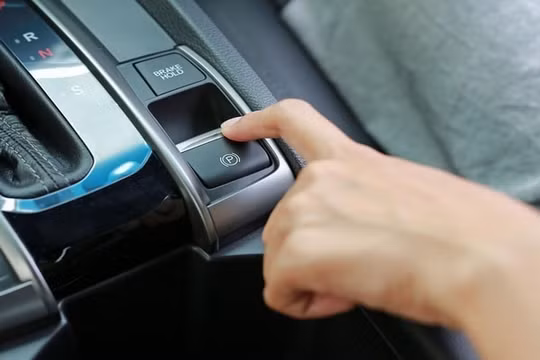 Cách bạn cần biết để hạ phanh tay điện tử khi ô tô hết ắc-quy