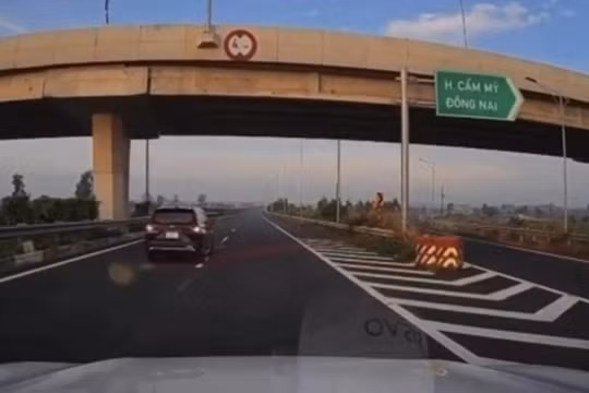 Xử phạt nữ tài xế lùi xe trên cao tốc TP Hồ Chí Minh - Long Thành - Dầu Giây