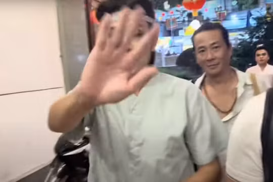 Nghệ sĩ Hoài Linh xua tay cấm YouTuber quay thẳng mặt