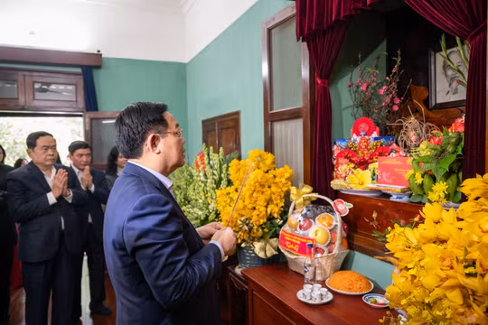 Chủ tịch Quốc hội Vương Đình Huệ dâng hương, tưởng nhớ Chủ tịch Hồ Chí Minh tại Nhà 67