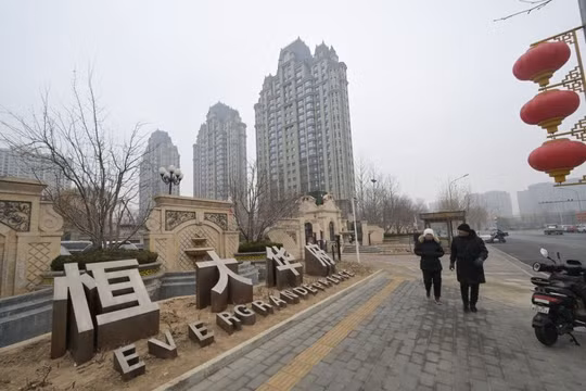 Sự sụp đổ của Evergrande với khoản nợ 300 tỷ USD tác động ra sao trên toàn cầu?
