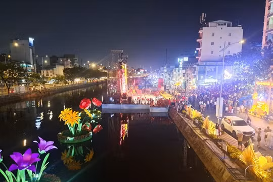 Đặc sắc Chợ hoa Xuân ‘Trên bến, dưới thuyền’  