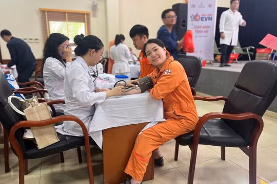 Hơn 100 cán bộ, công nhân viên Công ty Nhiệt điện Mông Dương tham gia hiến máu nhân đạo
