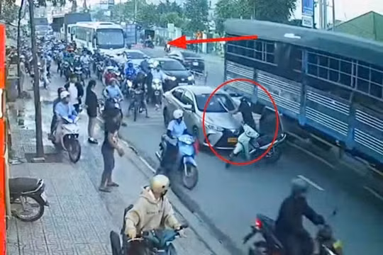 Người đàn ông đi xe máy chặn đầu ô tô, đập phá giữa đường ở Bình Dương