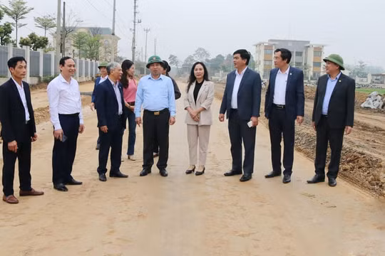 Hội Nhà báo tỉnh Thái Nguyên tổ chức cho hội viên nhà báo đi tham quan, thực tế