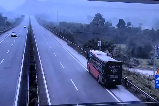 Lực lượng CSGT tăng cường xử lý xe đón, trả khách trên cao tốc Nội Bài – Lào Cai