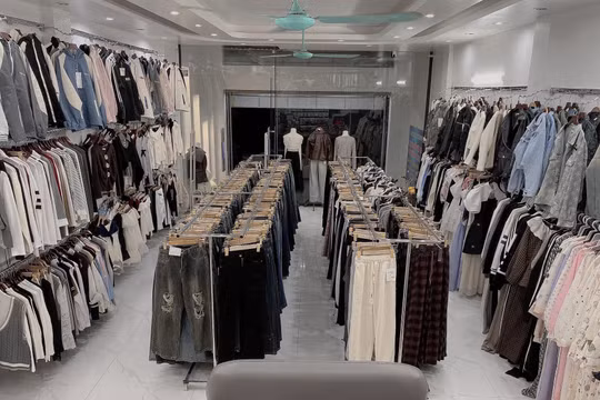 Kinh doanh cửa hàng thời trang gặp khó vì mùa đông đến muộn