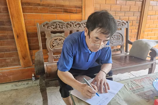 Từ những lá đơn xin được... thoát nghèo