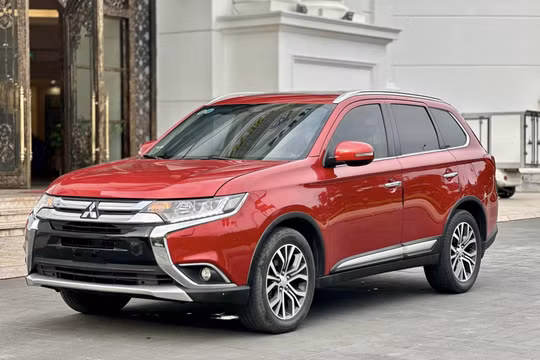 Giá xe Mitsubishi Outlander tháng 8/2024: Giảm sâu rẻ ngang phân khúc B-SUV