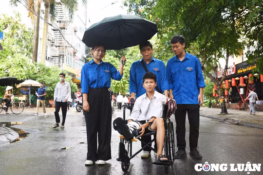 Hà Nội: Thí sinh bó bột từ đùi xuống bàn chân được thanh niên tình nguyện hỗ trợ đưa vào phòng thi
