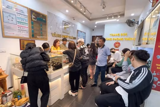 Vàng ngày càng khó mua, người dân đổ xô giao dịch trên mạng